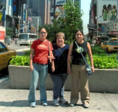 Lupita del Río de Fernández con sus hijas Claudia y Lupita en Nueva York.