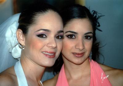 Marcela Pérez Sánchez con su hermana Laura