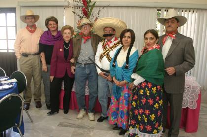 Poncho y Chelo Macías, José y Licha Villarreal, Cándido y Ana Tere García y Angélica Castro