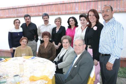 Mirita  de Treviño y José Treviño en compañía de amistades