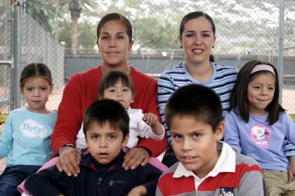 María José Estrada, María Elena de Gamero, Verónica de Estrada, Daniela Estrada, José, Luis  Alberto y Ana Sofía Gamero