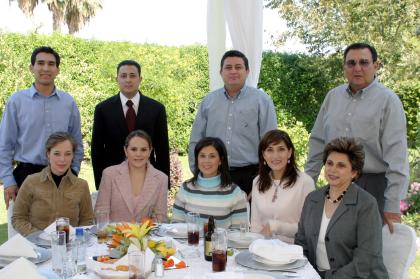 Butsy de Villalobos, Julio Villalobos, Cecy de Gutérrez, Mary de Tumoine, Benjamín Tumoine, Francisco Cázares, Isabel Cobos, Brenda de Villalobos y Julio Villalobos en reciente acontecimiento social