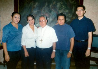  22 de noviembre de 2004

Susana Vidaña, Cecilia Wong, Luis Fernando y Jaime Maldonado acompañados por el excmo. Sr. Obispo don José Guadalaupe Galván Galindo.