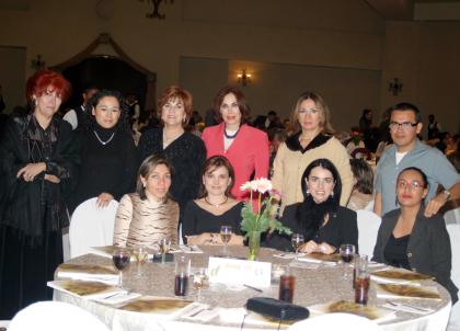  23 de noviembre de 2004
Eunice Reyes, Mónica Silveyra, Marcela de la Torre, Paty Zúñiga, Lety Casale, Martha Orduña, Gaby Faya, Rosario de Ramos, Karen Ramos y Elías Kuri.