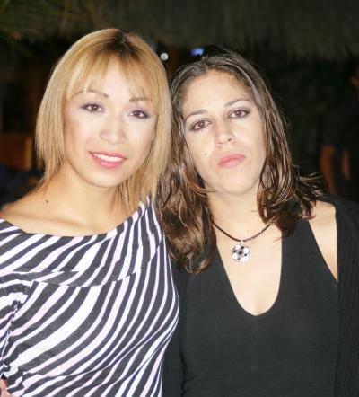  25 de noviembre de 2004
Vicky Cisneros y Maricela Santos Salas disfrutaron de una agradable convivio.