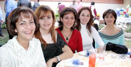 Diana Esquivel, Nora de Máynez, Lucy de Cuerda, María de Ortiz y Gaby de Del Río, en un grato convivio.