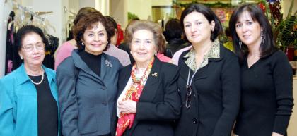  26 de noviembre de 2004
Raquel de Algara, Susana de Treviño, Mirita de Treviño, Lourdes de Treviño y Ana de Treviño.