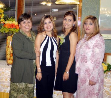  27 de noviembre de 2004
 Mayela Hurtado Soto acomoapañada por su mamá y sus hermanas en el festejo pre nupcial que le ofrecieron