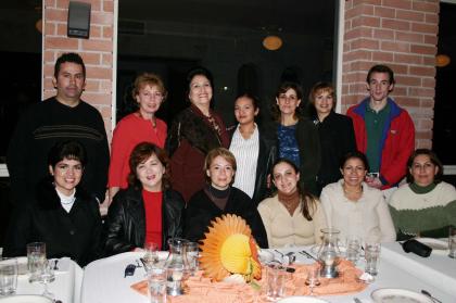  27 de noviembre de 2004 

Lupita, Laura, Marisela, Larissa, Diana, Elisa, Salvador, Bonnie, Emma, Mónica, Tere, Hana y Alex se reunieron el Día de Acción de Gracias