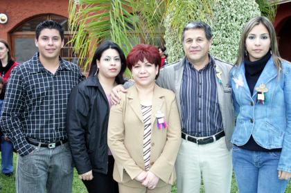 Guillermo Carrillo y Laura de Carrillo con sus hijos Laura, Guillermo y Fabiola.