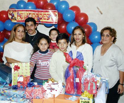 Niña Lizeth Yanely Samaniego junto a su familia durante su festejo de cumpleaños.