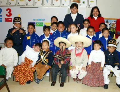 Alumnos de reconocida institución educativa portaron trajes tipicos.