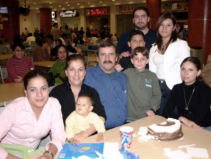 Familia López Treviño y las maestras Fanny y Mary Carmen.