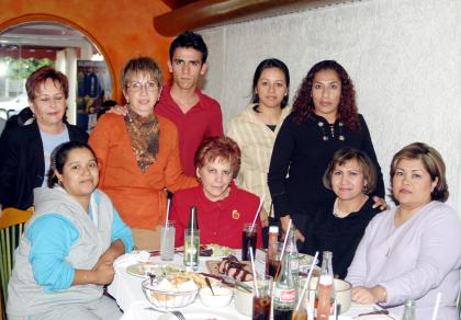 Guadalupe Herrera de Sánchez festejó su cumpleaños en conocido restaurante de la localidad.