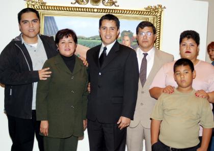 Guillermo García Ochoa acompañado de su familia .