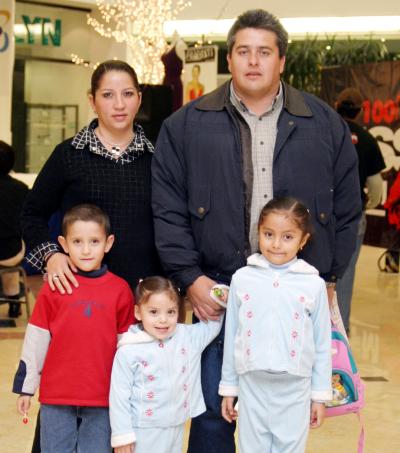 L-Carlos Ruiz, Marcela López, Marcela, Karla y Paulo López