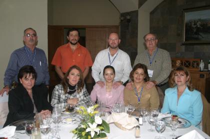 Ángel y Alejandra Fernández, Rodolfo y Sandra Garza, Pablo y July Lainz, Luis y Martha Conde y Lupita García  en reciente festejo.