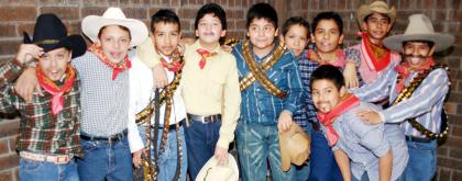 Niños del Colegio Cervantes  que celebraron el día de la Revolución.