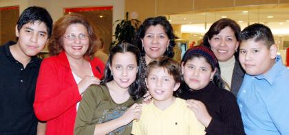  29 de noviembre de 2004 
Xóchitl Salas de Armijo, María Elisa Salas, Mayela Salas de Cassio, Mario, Alejandro, Gerardo, Elisa y Diana apoyaron a los modelos de Durango