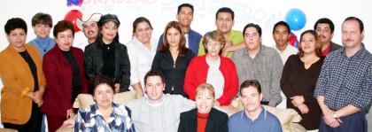 José Figueroa junto a un grupo de amistades y familiares, con quienes disfrutó de un convivio.