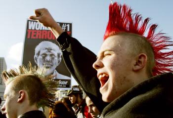 Ottawa fue escenario de varias manifestaciones en contra de Bush organizadas por un variopinta coalición de grupos opuestos al escudo anti misiles, la invasión de Irak o las políticas del gobierno republicano estadounidense contra los derechos de las parejas homosexuales.