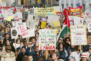 Los enfrentamientos se produjeron poco después de la rueda de prensa que celebraron el primer ministro canadiense, Paul Martin, y Bush y a escasa distancia del Parlamento del país así como de la embajada estadounidense.