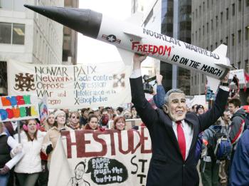 Varios cientos de manifestantes se enfrentaron con la policía canadiense en Ottawa para protestar contra la visita del presidente de EU, George W. Bush, que  llegó a la capital canadiense en su primera visita oficial al país.