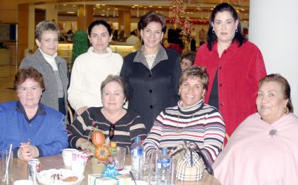 01 de diciembre de 2004

Tira de Martínez, Mónica de Acosta, 



Samia de Ollivier, Vistoria de Hamdan, Lula de Murra, Vicky de Martínez, Esperanza  de Ramírez y Quika Campos, captadas en reciente reunión familiar