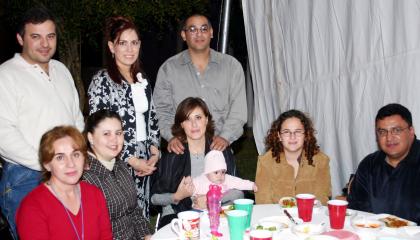 Agustín de Villa Barrera, Angelina Valdez de De Villa, Liliana Orozco de De Villa, Ernesto De Villa, Lorena de Barrera, María Cristina Barrera, Elena Iñudate y María González reunidos en acontecimiento social