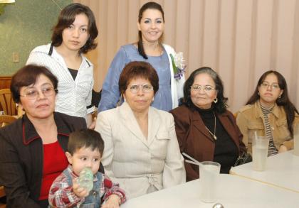 Norma Roberta Medina de Ávalos, en compañía de las asistentes a su fiesta de canastilla.