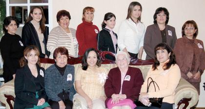 Lucía Muñoz de Mora rodeada de amistades y familiares el día de su fiesta de canastilla.