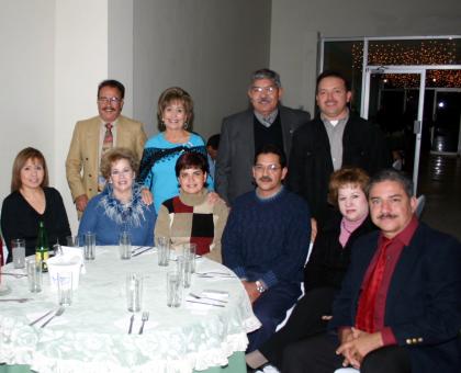 Emilio Sánchez y esposa acompañados Jorge Martínez y señora, Sergio Peña, Rosy de Peña, José Ortiz, Susy de Ortiz, Alfonso Amador y su esposa  Lily de Amador.