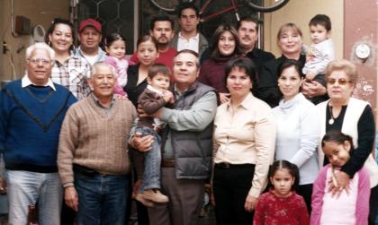 Karina Muñiz de Martínez en compañía de familiares en su cumpleaños.