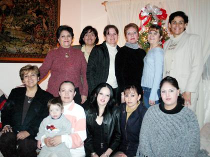 Marú Gorena Hermosillo, acompañada de un grupo de amistades y familiares en la fiesta que le ofrecieron con motivo de su cumpleaños