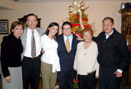 08 de diciembre de 2004

Luis Guillermo Hernández Aranda y Pamela Rodríguez Venegas, en la fiesta que les ofrecieron por su compromiso matrimonial, estuvieron acompañados por sus respectivos padres.