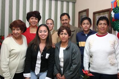 Aída Sánchez Rentería acompañada por sus familiares, en el festejo que le organizaron  por su cumpleaños en días pasados