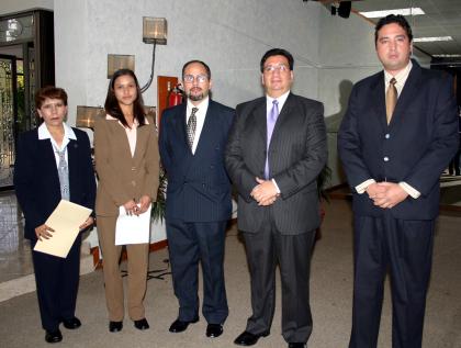 Elva Quiroz Ríos, Cecilia López, Sergio García, Francisco Arrañaga y Antonio Arrañaga, en reciente Congreso de Puericultura