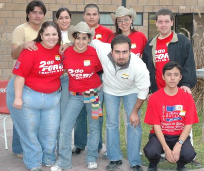 Alex, Ana Mónica, Pelón, Güero, Eana, Alajandroy Cinthia, durante un convivio.