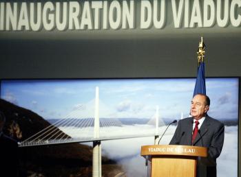 'Impresionado por su elegancia, su sencillez, su complejidad y al mismo tiempo su ligereza', Chirac saludó este 'milagro de equilibrio' que sobrevuela el río Tarn, une las planicies de Rouge y Larzac (centro de Francia) y pulveriza todos los récords.