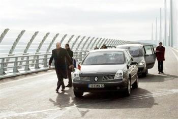 El viaducto tiene igualmente una función geopolítica, ya que ofrece una alternativa a la autopista del eje del valle del Ródano, siempre saturada por el tráfico del norte de Europa hacia el sur.