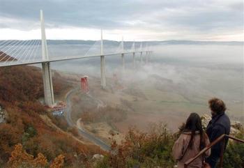 Diseñado por el arquitecto británico Norman Foster, el puente sobrevuela el río Tarn, une las planicies de Rouge y Larzac (centro de Francia) y pulveriza todos los récords.