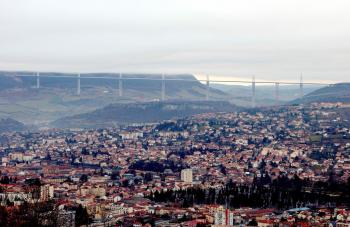 El presidente francés, Jacques Chirac, inauguró  el viaducto de Millau, el puente más alto del mundo, levantado en el centro de Francia para acortar la distancia entre el norte de Europa y el Mediterráneo.