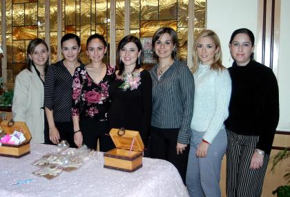 Beatriz Hayakawa de Ortiz compartió agradables momentos con las asistentes a la fiesta de regalos que le ofrecieron, en honor del bebé que espera.