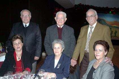 Antonio y Cristina Yarza, Francisco y Martha Ledezma, acompañados por Josefina y Elvira Lugo