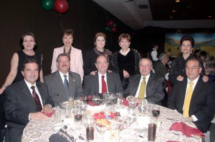 Homero y Leonor del Bosque, Gabriel y Lucy Calvillo, Jospe y Ruth Máynez, Carlos Acosta y y Ricardo y Cecilia C., disfrutaron de una velada.