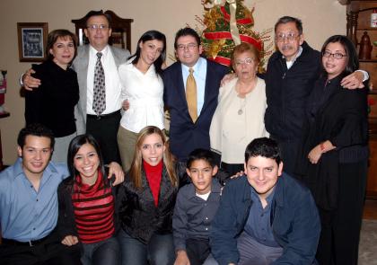 Luis Guillermo Hernández Aranda y Pamela Rodríguez Venegas celebraron su compromiso matrimonial en compañía de familiares .