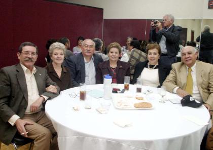 Raúl Mancilla, Montserrat Montaña, Adolfo Fernández, Tata Fernández, Linda Anaya y Raúl Anaya en reciente acontecimiento social.