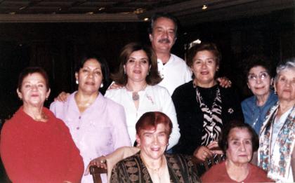 Licha de Álvarez, Elva de Sifuentes, Cristina de Villa, Socorro de Fraire, Juana María de Saldaña, Carmelita Valdepeñas, María del Carmen de la Cruz, acompañadas por el actor Humberto Elizondo .