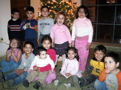 El pequeño Víctor Bretado Rojas rodeado por un grupo de amiguitos en la fiesta infantil que le ofrecieron sus papás