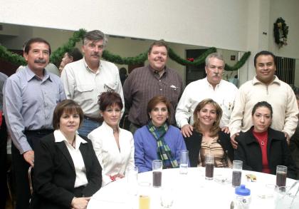 Javier Robles, Yolanda Robles, Gerardo Maisterrena, Martha de Maisterrena, José Francisco Breedé, Conchita de Breedé, Conchis de Breedé, Benjamín Ortega, Susana de Ortega y otros  amigos en una grata velada